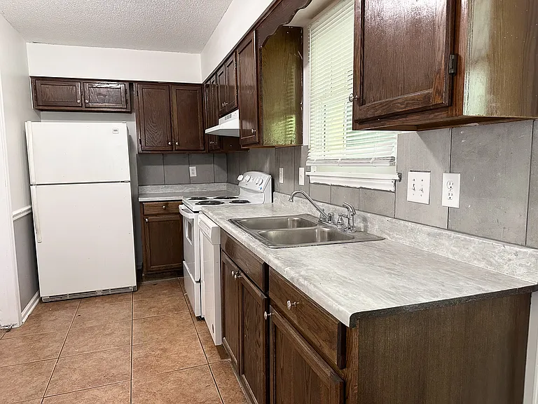 7842 Briardale Dr — Photo 3