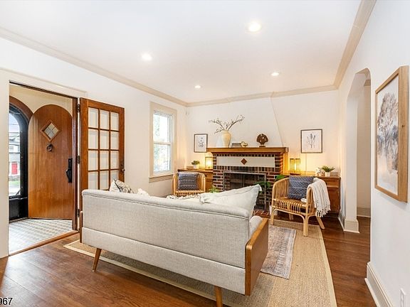 5th image of 81 Boyden Ave