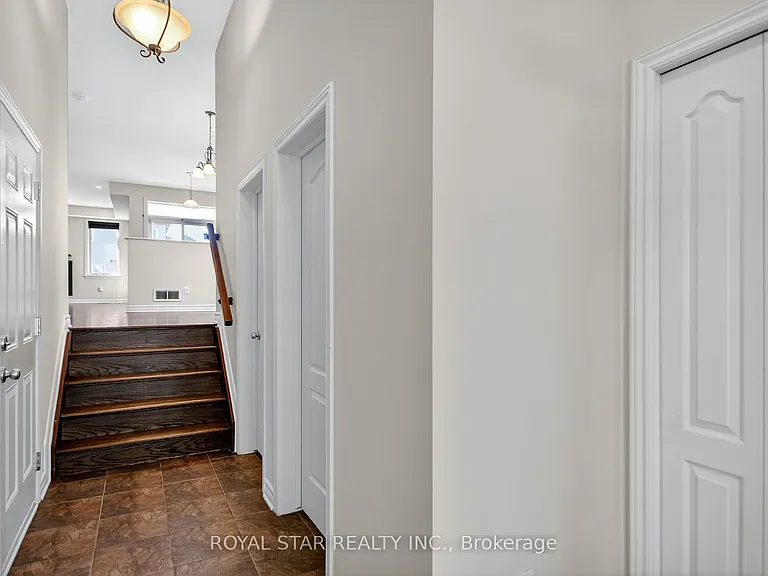 272 Broxburn Cres — Photo 2