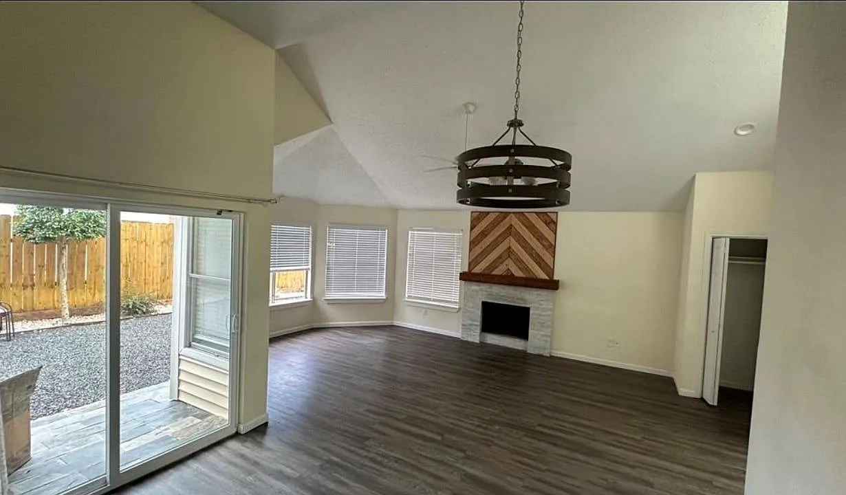 3 bed, 2.0 bath, 1656 sqft, $2,000 — Photo 2