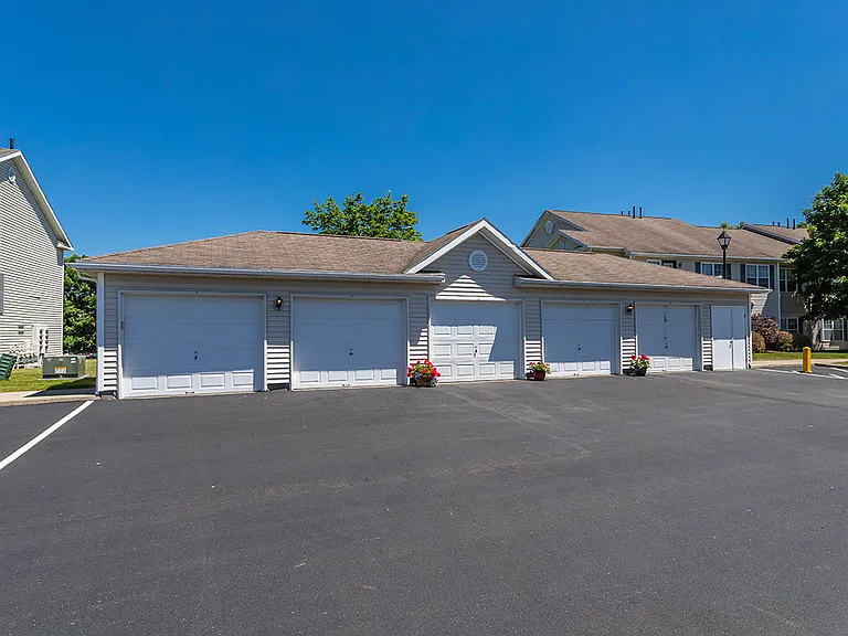 WoodsEdge Apartments — Photo 15