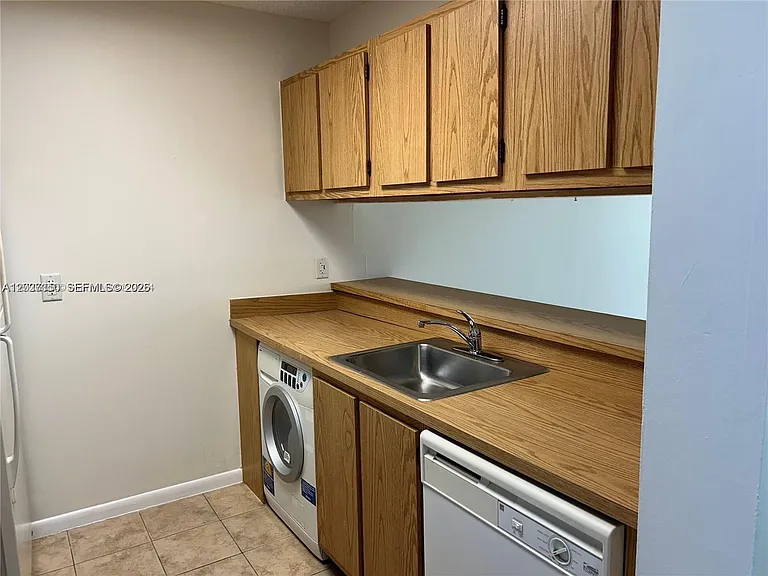 8600 N Sherman Cir #504 — Photo 4