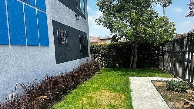 12 bed, 1200 sqft, $2,500 — Photo 2
