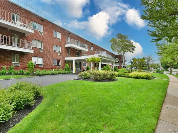 320 East Shore Road #15A, Great Neck, NY 11023
