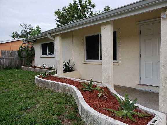 4th image of 820 Pineland Ave