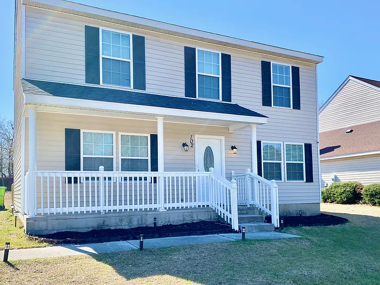 102 Petworth Dr — Photo 1