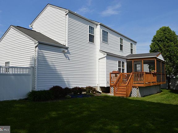 5th image of 909 Marthas Vineyard Ln