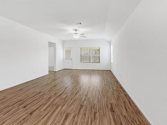 4th image of 1220 Matt Ln