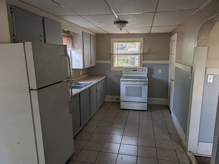 1033 Myers Ave — Photo 1