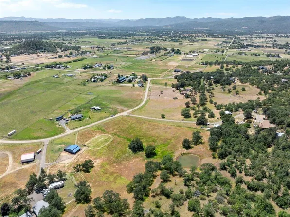 510 Chateau Dr, Eagle Point, OR 97524