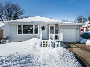 2045 Broadlawn Rd, Dubuque, IA 52001