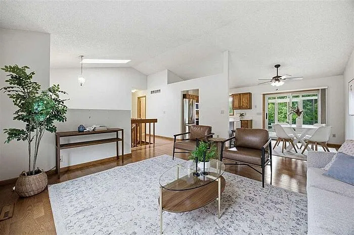 3 bed, 2.5 bath, 1738 sqft, $2,800 — Photo 3