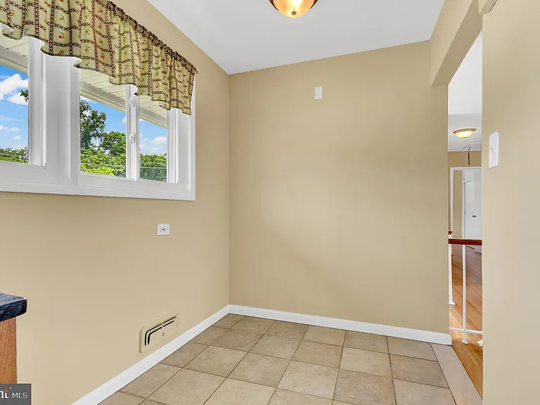10228 Farnham Dr — Photo 16