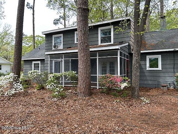 3rd image of 1800 Forest Hill Drive