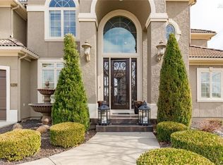 8943 Chestnut St, Lenexa, KS 66220