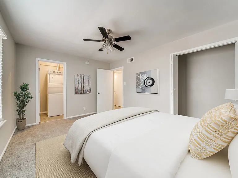 The Oaks Apartments At Medical Center — Photo 8