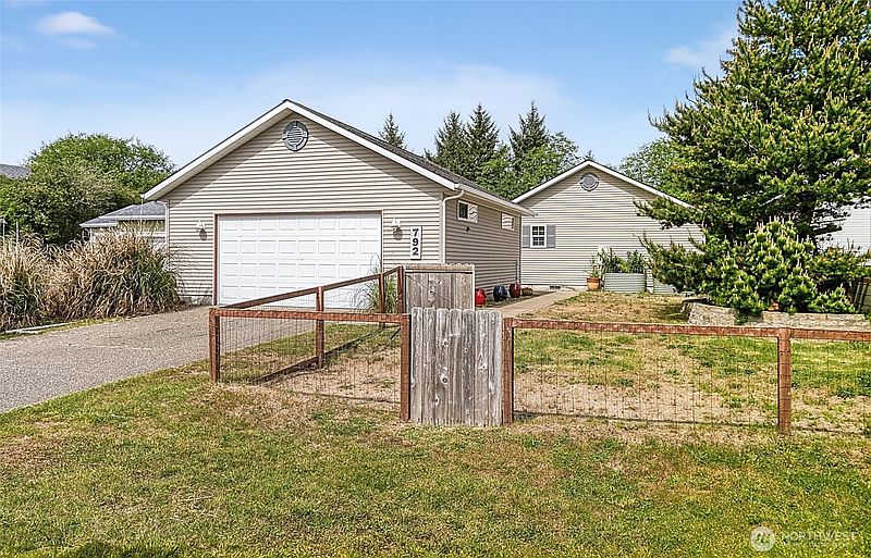 5th image of 792 Island Circle SE
