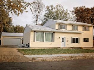 820 1st Ave SW, Minot, ND 58701