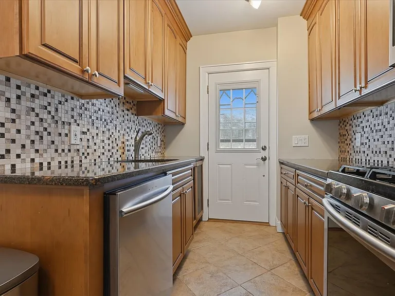 38-11 205th St #SINGLE-FAMIL — Photo 14