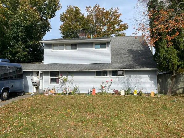 118 Bucket Ln, Levittown, NY 11756