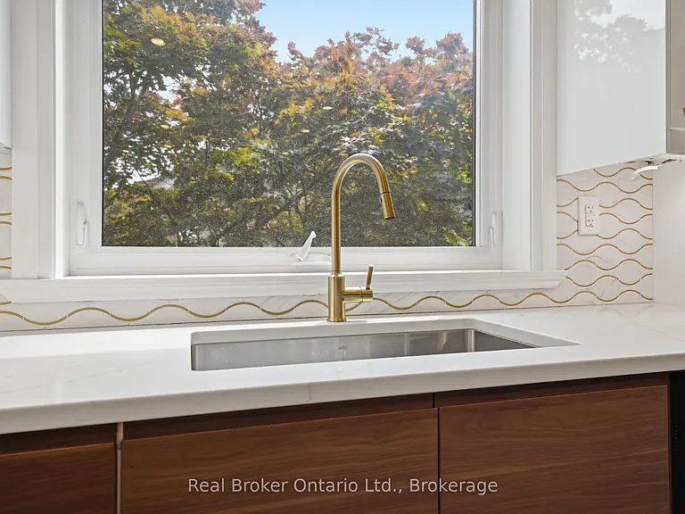 58 Rosslyn Ave N #2 — Photo 10