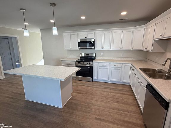 4th image of 1101 Emerald Cove Dr