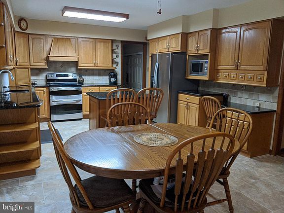 4th image of 9 Stamford Dr