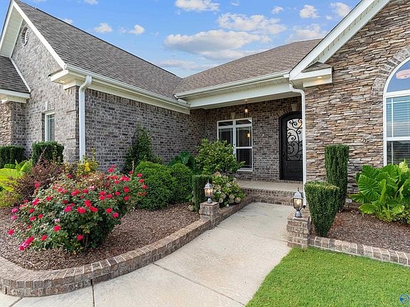 3rd image of 7001 Willow Bend Cir SE