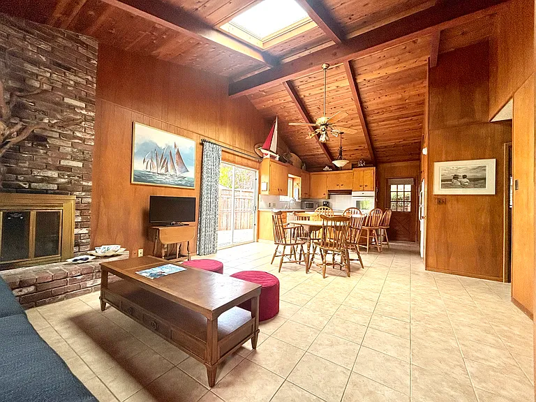 211 Earl Ct — Photo 3