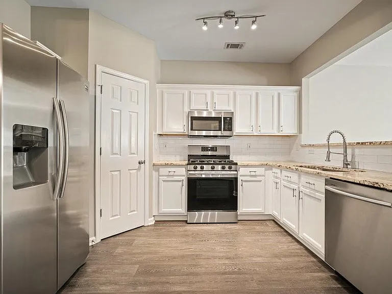2045 Lakeshore Overlook Dr — Photo 1