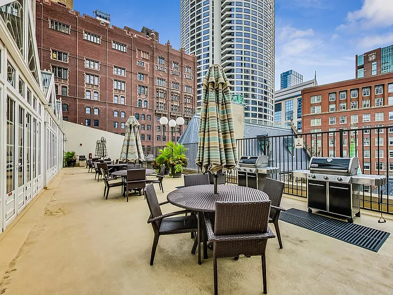 111 E Chestnut St #35J — Photo 44