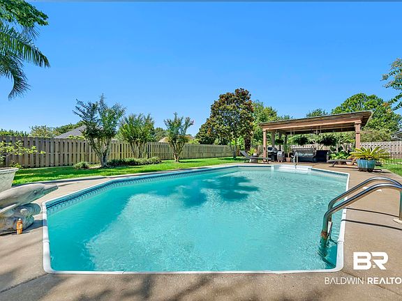 5th image of 305 Saint Charles Ct