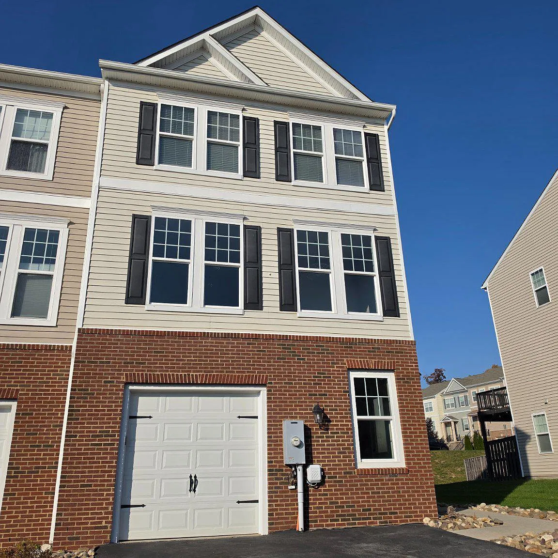4 bed, 3.5 bath, 2164 sqft, $2,400 — Photo 1