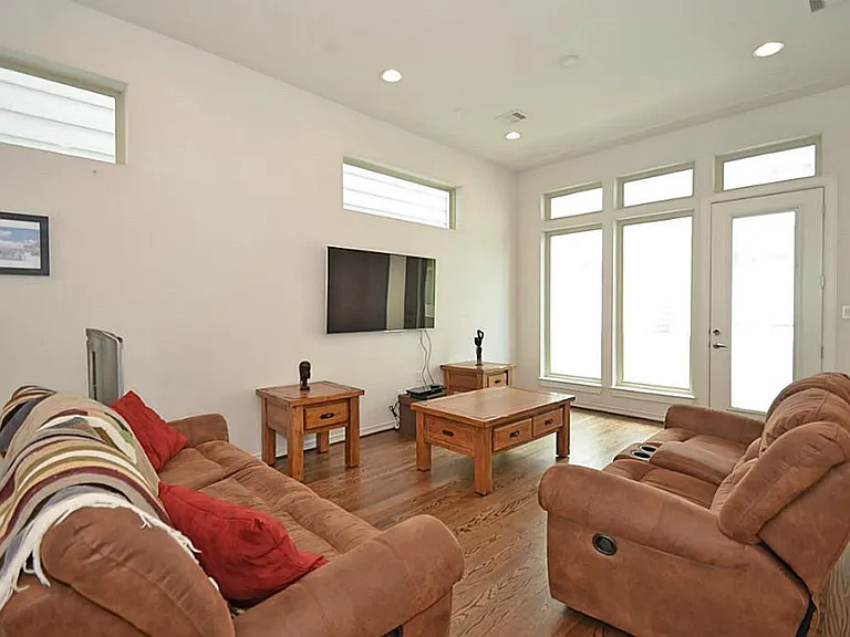 2713 Clay St — Photo 3