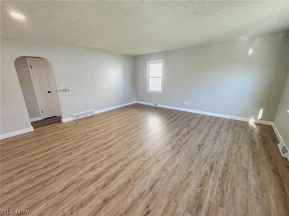 3rd image of 842 Stibbs St