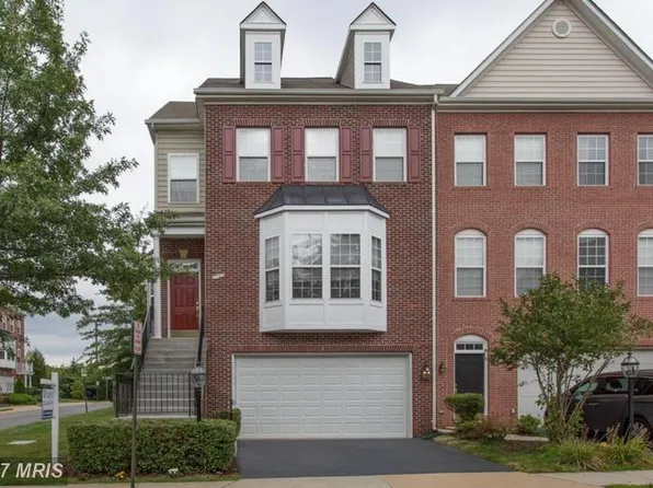 8908 Royal Hannah Ln, Fairfax, VA 22031