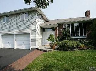 21 Glenn Dr, Woodbury, NY 11797
