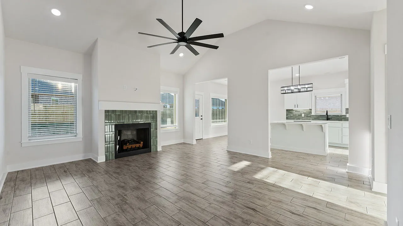 3 bed, 2.0 bath, 1751 sqft, $1,945 — Photo 3
