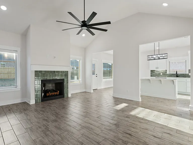 97 N Adler Ave — Photo 3