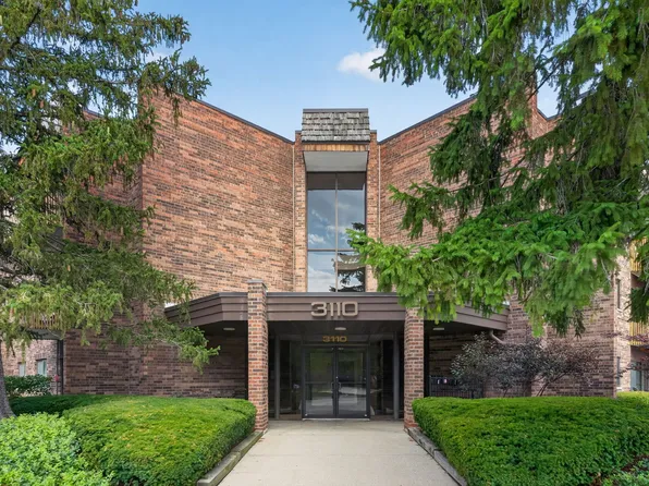3110 Pheasant Creek Dr APT 209, Northbrook, IL 60062