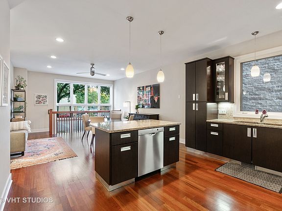 3rd image of 1446 N Wood St APT 1S