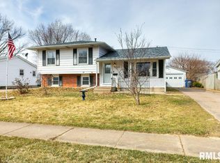 3302 Greenbrier Dr, Bettendorf, IA