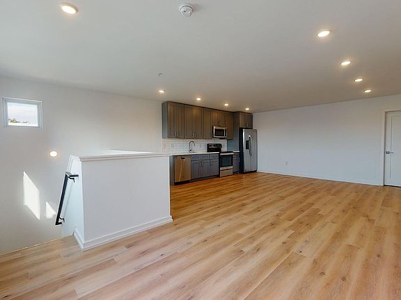 4th image of 1344 N Marston St #304