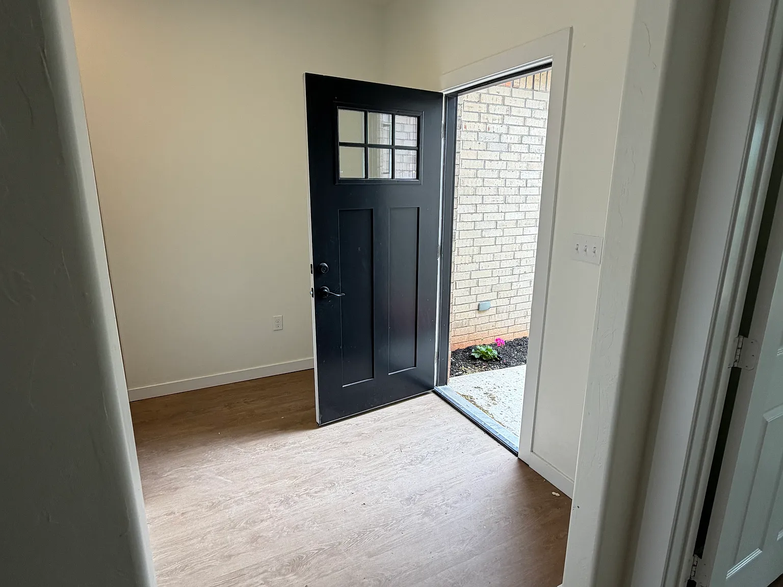 3 bed, 2.5 bath, 1800 sqft, $1,800 — Photo 2