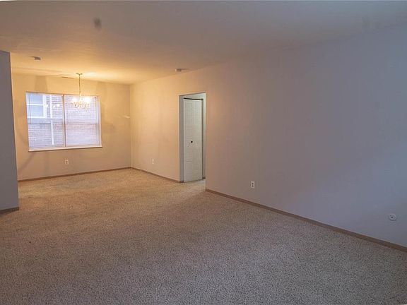 3rd image of 5576 Pershing Ave APT 22