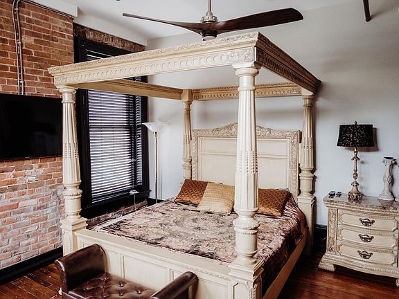 4th image of 275 S Limestone Unit 110