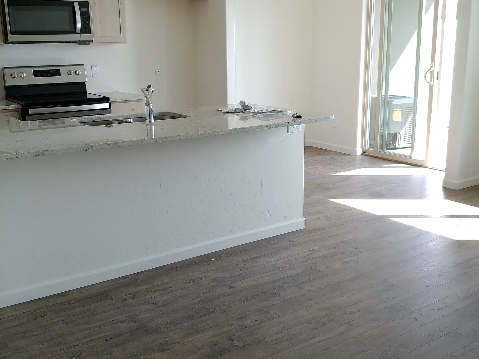 3 bed, 2.5 bath, 1367 sqft, $2,050 — Photo 4
