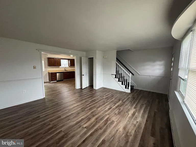 471 S Market Ave — Photo 4