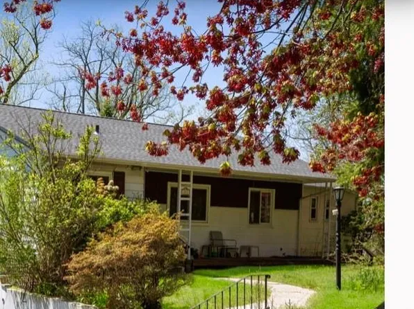 281 Crest Dr, North Tarrytown, NY 10591