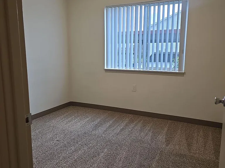 Winfou06-Columbia Village Apartments — Photo 9